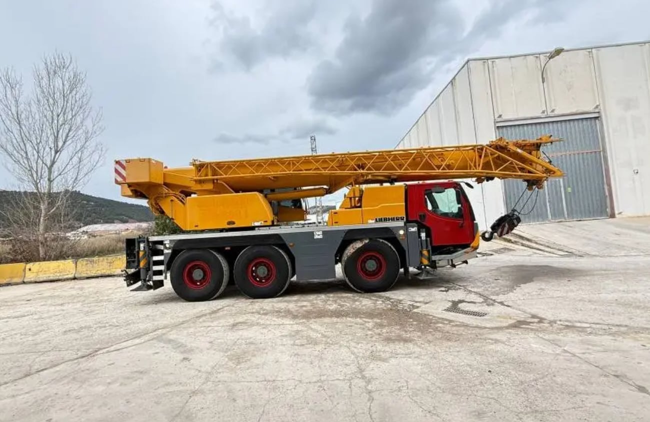 Żurawie i sprzęt dźwigowy